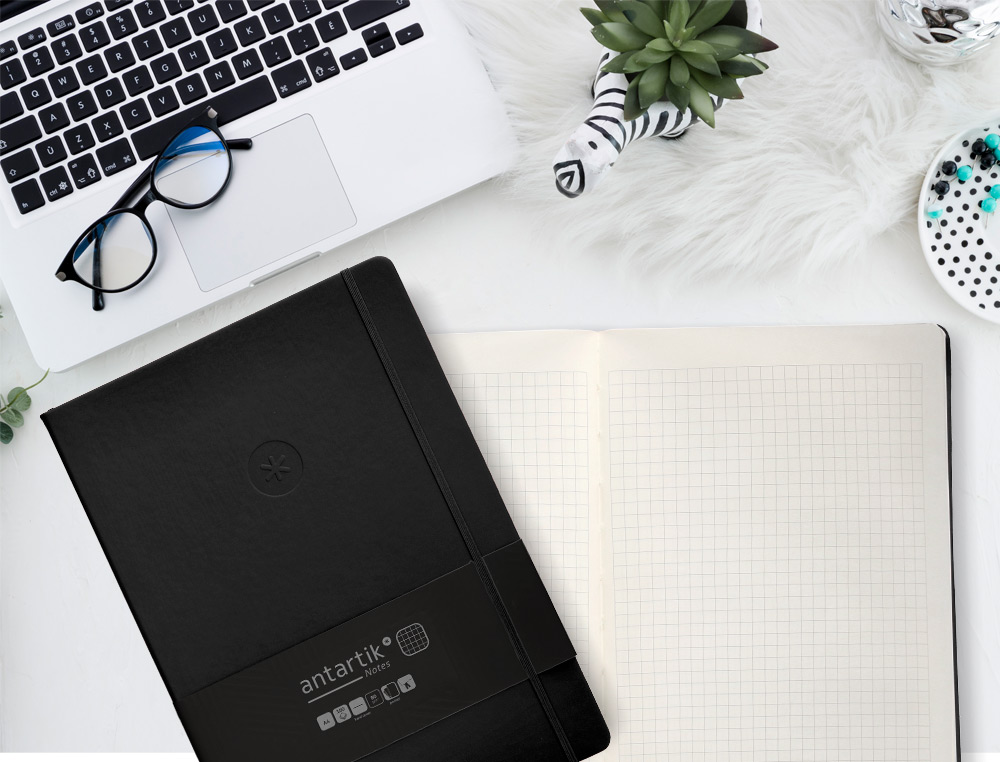CUADERNO CON GOMILLA ANTARTIK NOTES TAPA DURA A4 HOJAS CUADRICULA NEGRO 100 HOJAS 80 GR FSC