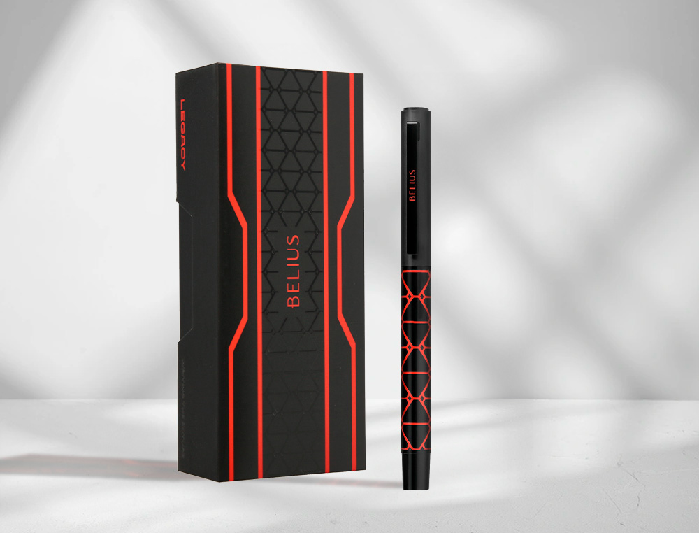 BOLIGRAFO BELIUS LEGACY ALUMINIO DISEÑO TRIANGULO ROJO CUERPO NEGRO TINTA COLOR AZUL CAJA DE DISEÑO