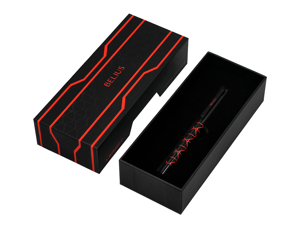 BOLIGRAFO BELIUS LEGACY ALUMINIO DISEÑO TRIANGULO ROJO CUERPO NEGRO TINTA COLOR AZUL CAJA DE DISEÑO